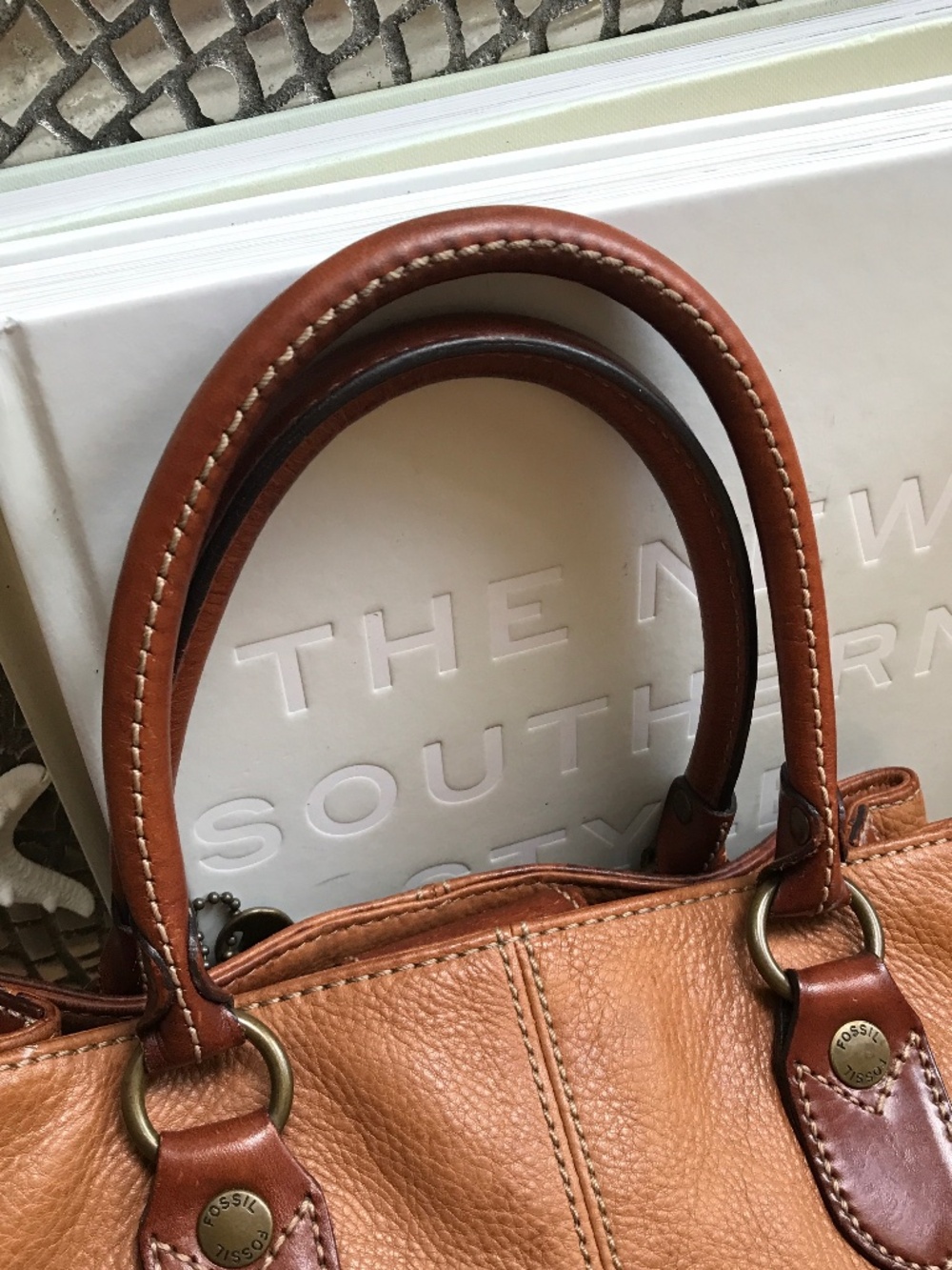 BOHO-CHIC FOSSIL RETRO SMALL LEATHER TOTE WITH ICONIC BRASS KEY CHARM - Picture 14 of 16